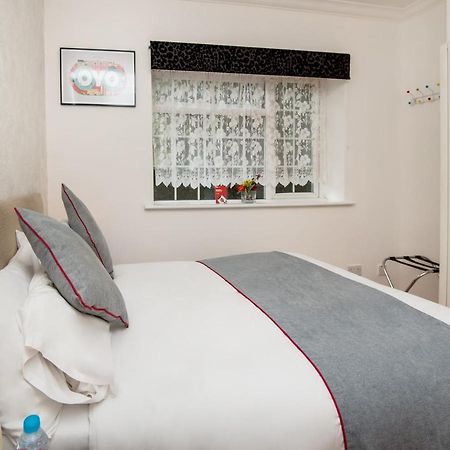Oyo Vale Lodge วินด์เซอร์ ภายนอก รูปภาพ