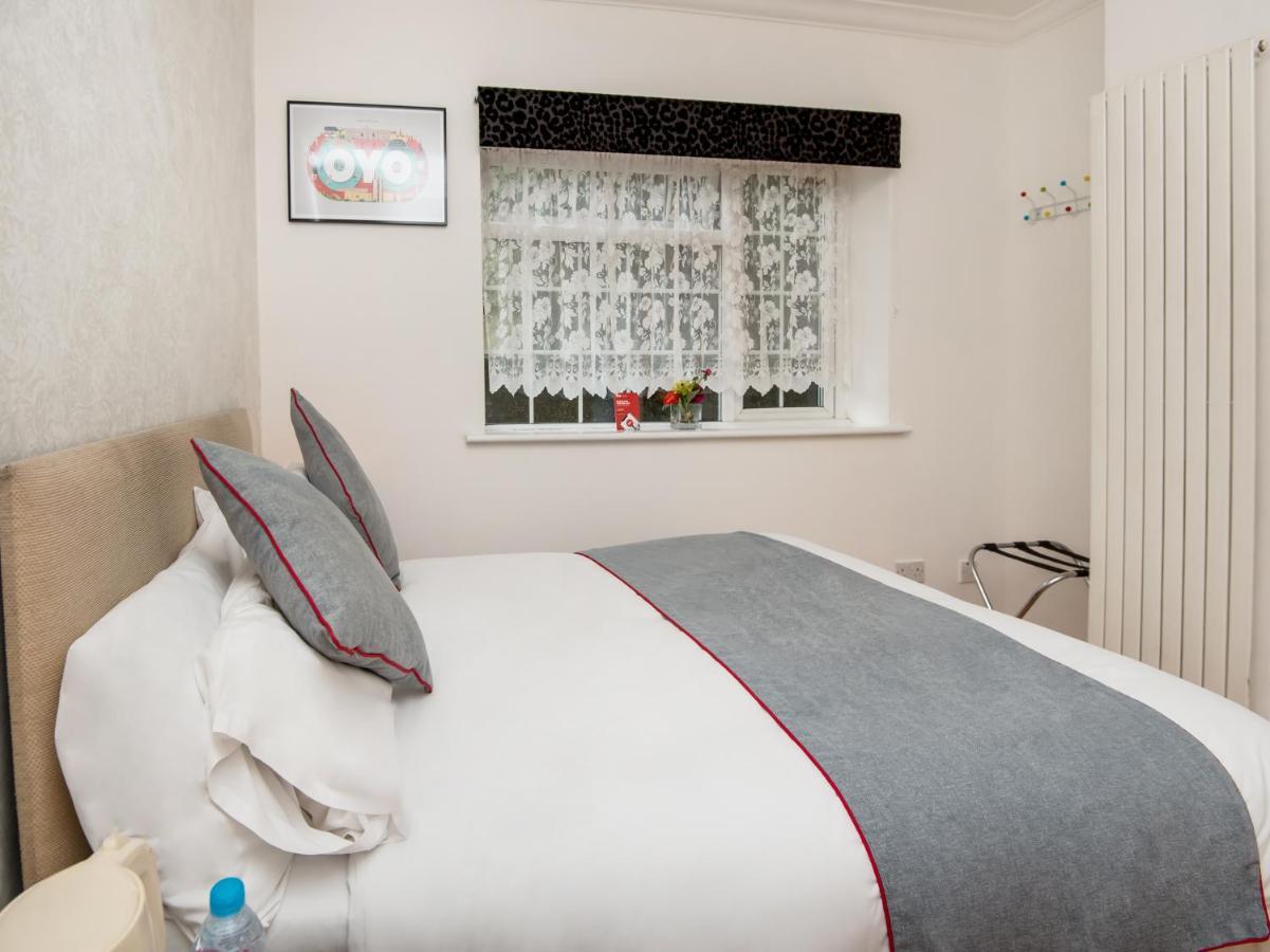 Oyo Vale Lodge วินด์เซอร์ ภายนอก รูปภาพ