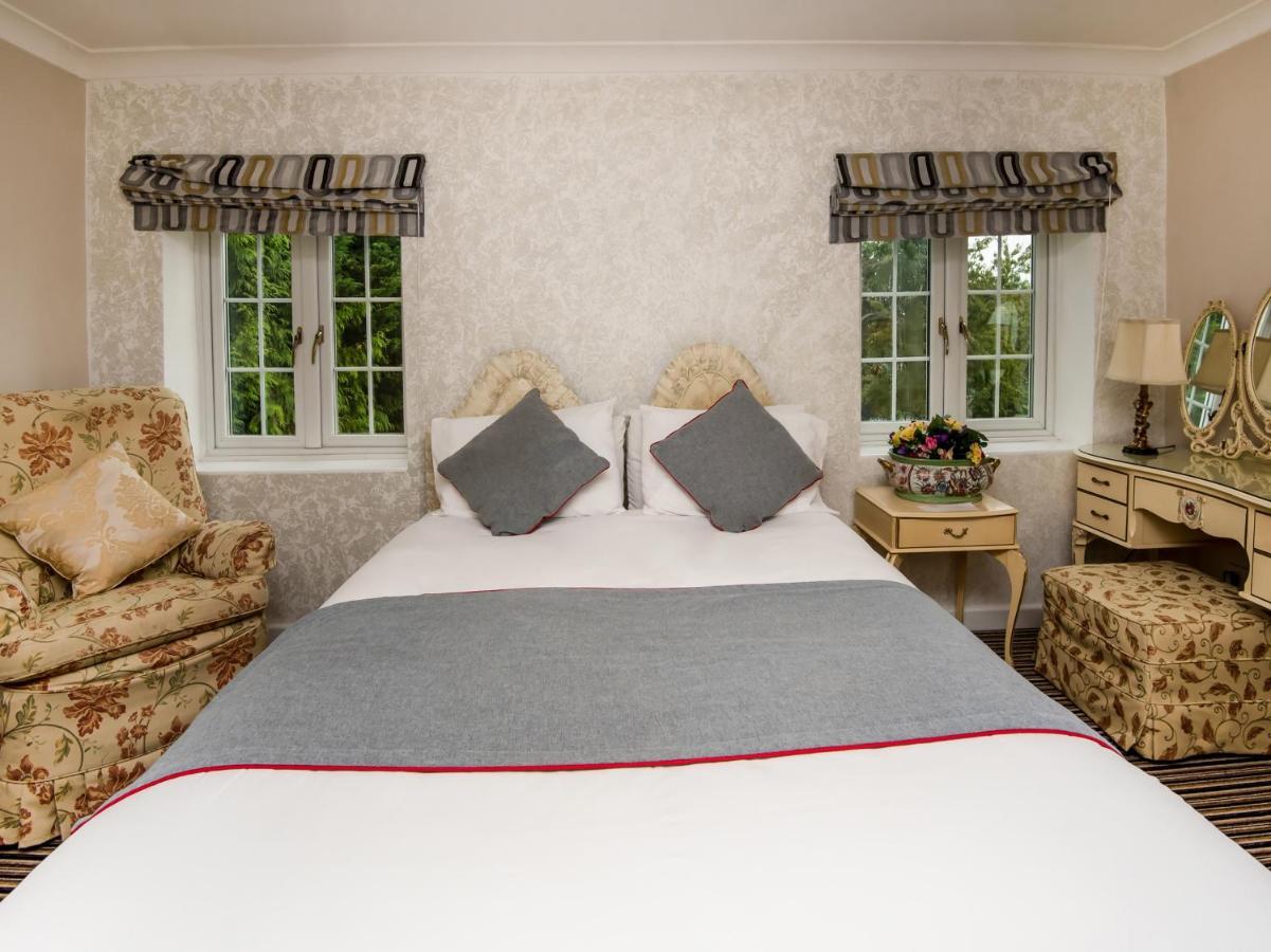 Oyo Vale Lodge วินด์เซอร์ ภายนอก รูปภาพ